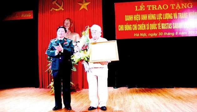 Thượng tướng Ngô Xuân Lịch, Bí thư Trung ương Đảng, Chủ nhiệm Tổng cục Chính trị trao bằng danh hiệu Anh hùng LLVTND cho đồng chí Nguyễn Văn Lập.