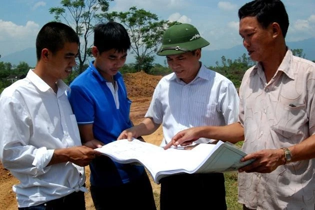Bí thư Huyện ủy Hải Hà Trần Văn Lâm (người đội mũ) kiểm tra tiến độ dự án đường ra Khu công nghiệp Cảng biển Hải Hà.