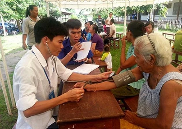 Các y sĩ, bác sĩ trẻ tình nguyện của Hà Nội khám, chữa bệnh cho người dân nghèo nước bạn Lào.