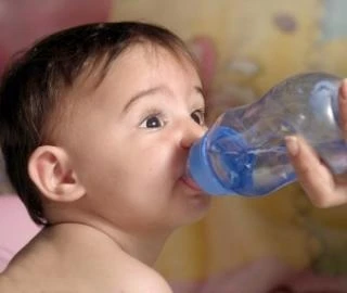 Bố mẹ cần khuyến khích trẻ uống nhiều nước. (Ảnh: Internet)