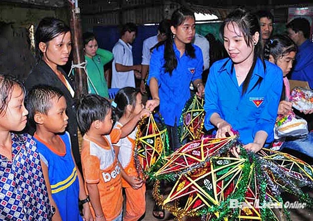 Tặng quà Trung thu trẻ em nghèo xã Vĩnh Thịnh, huyện Hòa Bình (Bạc Liêu)
