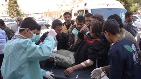 Cấp cứu một người Xy-ri bị thương do vũ khí hóa học. Ảnh: AFP 