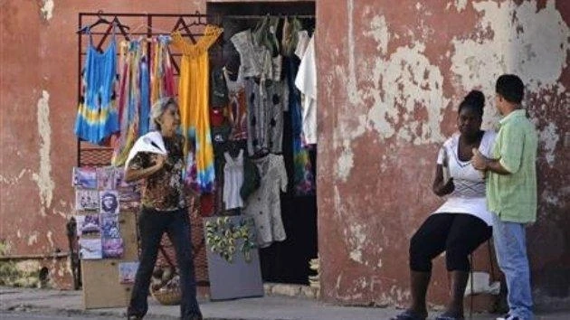 Một phụ nữ đi ngang qua một cửa hàng tư nhân tại Havana, Cuba, ngày 26-9-2013. (Ảnh: Reuters)