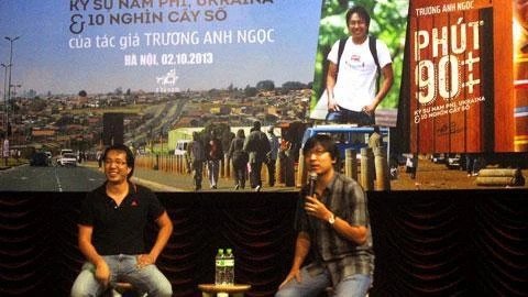 Nhà báo Trương Anh Ngọc và GS Cù Trọng Xoay trong buổi ra mắt sách.