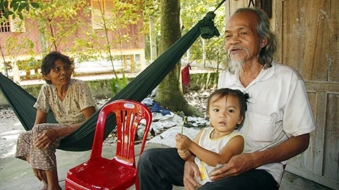 Những người lớn tuổi tộc người Tà Mun muốn được khai sinh dân tộc mình.