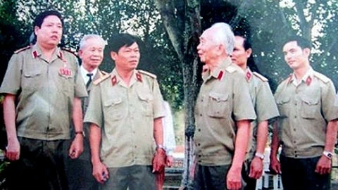 Đại tướng Võ Nguyên Giáp thăm lại nơi ra đời Đội Việt Nam Tuyên truyền Giải phóng quân.