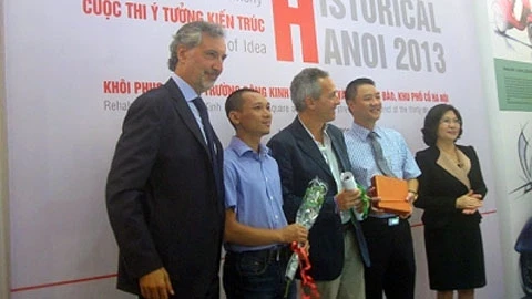 Trao giải Nhất cho nhóm tác giả Masimo Alvisi và Nguyễn Đình Thanh.