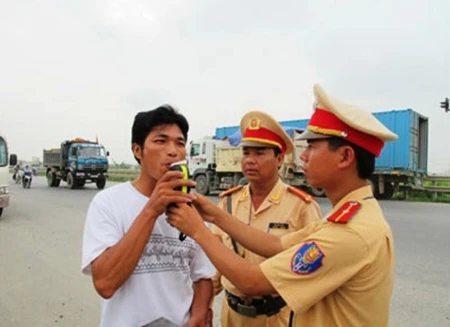 Cảnh sát giao thông Hà Nội đo nồng độ cồn với lái xe tham gia giao thông.