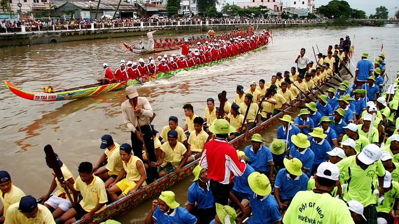 Đua ghe Ngo là môn thể thao không thể thiếu trong lễ Ok Om Bok. 