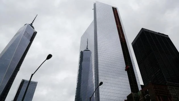 Trung tâm Thương mại thế giới số 4 (ở giữa) vừa khánh thành và Trung tâm Thương mại thế giới số 1 (bên trái) đang được hoàn thiện tại khu vực số 0, hạ Manhattan, New York (Mỹ). (Ảnh: AP)