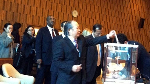 Đại sứ Dương Văn Quảng bỏ phiếu bầu Ủy ban Di sản thế giới nhiệm kỳ 2013-2017.