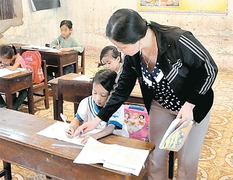 Giáo viên chủ nhiệm lớp 2A dạy học ngoài giờ cho học sinh làng Vân Hà mới đến trường.
