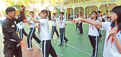 Võ sư Trương Huỳnh Long luyện tập cho học sinh Trường THCS Võ Trường Toản, quận 1.