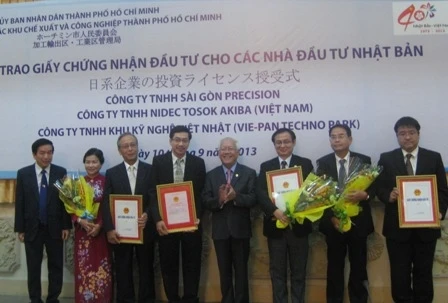 Lãnh đạo TP Hồ Chí Minh trao giấy chứng nhận đầu tư cho các doanh nghiệp FDI đến từ Nhật Bản trong tháng 9-2013.