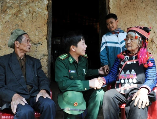 Bộ đội Đồn Biên phòng Ka Lang (Mường Tè, Lai Châu) vận động người dân phát triển kinh tế và tham gia bảo vệ an ninh trật tự biên giới. Ảnh: TRẦN HẢI