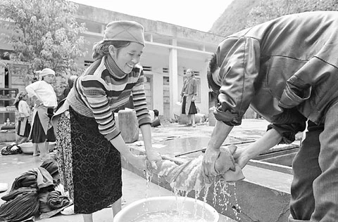 Nụ cười tươi rói của bà con ở Thải Phìn Tủng (Đồng Văn, Hà Giang) đón nguồn nước sạch do Chính phủ hỗ trợ về bản. Ảnh: NGUYỄN QUYỀN 
