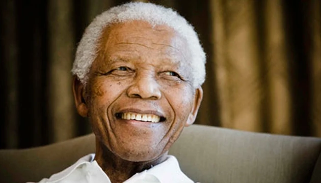 Nelson Mandela – Nụ cười chiến thắng như ánh mặt trời xua tan mây mù 