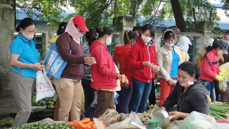 Sau giờ tan ca, nhiều công nhân Công ty Changshin, huyện Vĩnh Cửu (Đồng Nai) vội vã mua thức ăn bán bên lề đường về lo bữa ăn tối.
