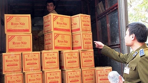 Hơn 4.000 can rượu nếp Hà Nội bị cơ quan chức năng tỉnh Quảng Ninh thu giữ. (Ảnh: giaoduc.net.vn)