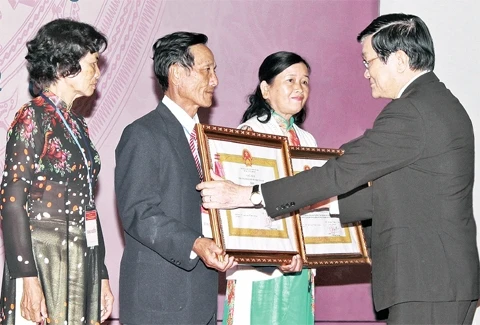 Chủ tịch nước Trương Tấn Sang trao Huân chương Lao động hạng ba tặng tám khu dân cư tiêu biểu. Ảnh: NGUYỄN DÂN (TTXVN)