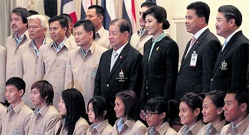 Thủ tướng Thái-lan Yingluck và các quan chức thể thao Thái-lan.