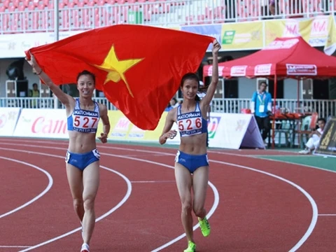 VÐV Ðỗ Thị Thảo (bên trái) và Vũ Thị Ly đoạt HCV và HCB nội dung chạy 800 m nữ.