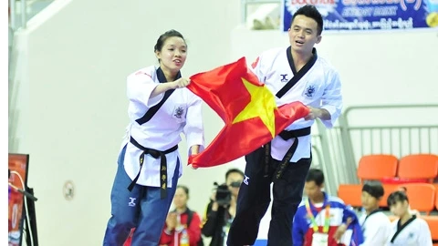 Nguyễn Minh Tú và Nguyễn Đình Toàn ăn mừng chiến thắng.