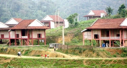 Khu tái định cư của bà con dân tộc Ðan Lai, xã Thạch Ngàn, huyện Con Cuông (Nghệ An) được xây dựng từ nguồn vốn Chương trình 135.