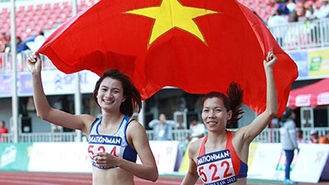 Hai nữ VĐV Vũ Thị Hương (bên phải) và Nguyễn Thị Oanh (bên trái) cùng giành HC ở nội dung 200 mét nữ. (Ảnh: bongdaplus)
