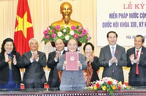Chủ tịch Quốc hội Nguyễn Sinh Hùng, Chủ tịch Ủy ban Dự thảo sửa đổi Hiến pháp năm 1992 ký chứng thực Hiến pháp nước Cộng hòa xã hội chủ nghĩa Việt Nam (sửa đổi), được thông qua ngày 28-11-2013 tại Kỳ 