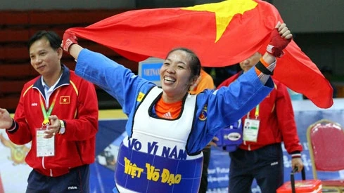 võ sĩ Nguyễn Thị Quyền Chân vui vì chiến thắng.