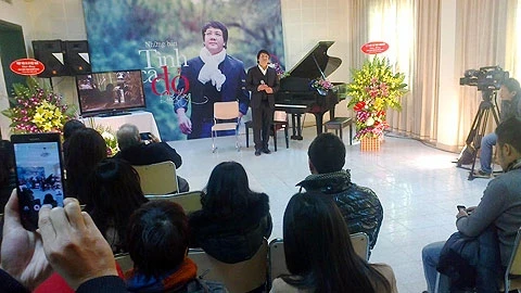 NSƯT Quốc Hưng hát tặng đồng nghiệp, bạn bè và học trò.