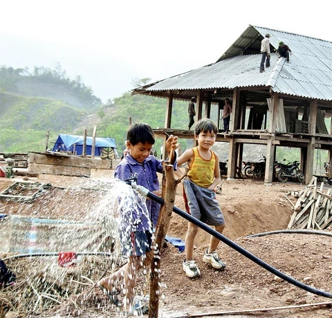Nước sinh hoạt về điểm TĐC Pa Sáng, xã Chiềng Ơn, huyện Quỳnh Nhai (Sơn La).