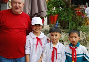 Tác giả Robert Chenoweth chụp ảnh chung với học sinh tại Văn Miếu. Ảnh: Nguyễn Hạc Đạm Thư.