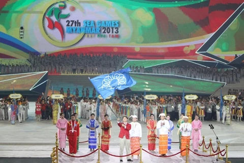 Trao cờ cho nước chủ nhà SEA Games 28 Xin-ga-po tại lễ bế mạc. 