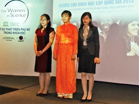TS Trần Hà Liên Phương (ngoài cùng bên trái) trong Lễ nhận học bổng nghiên cứu khoa học cấp quốc gia 2013.