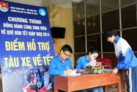 Sinh viên nghèo đăng ký vé xe trong dịp Tết.