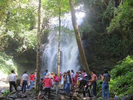 Khu du lịch sinh thái thác Lưu Ly thu hút ngày càng đông du khách đầu năm.