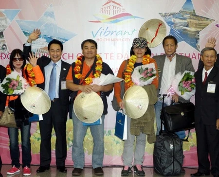 Đoàn du khách quốc tế đầu tiên của năm 2014 đến TP Hồ Chí Minh.