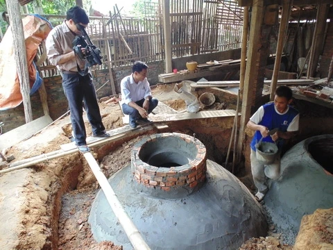 Người dân bản Khe Choăng, xã Châu Khê xây bể bi-ô-ga.