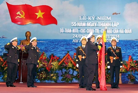 Đô đốc Nguyễn Văn Hiến gắn danh hiệu Anh hùng LLVT cho Bộ Tham mưu.
