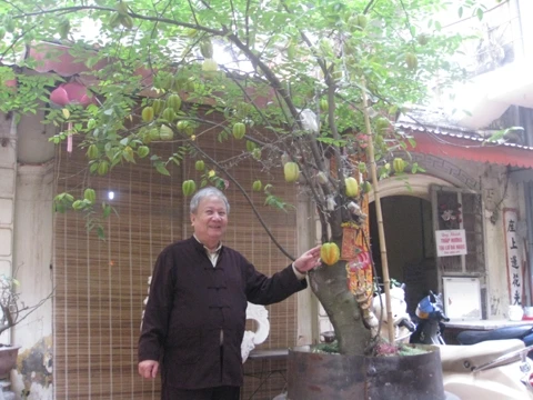 Ông Trương Văn Thắng tự hào giới thiệu về chùa cổ Linh Ứng và những bức tượng cổ do dòng họ Trương đang trông nom, giữ gìn.