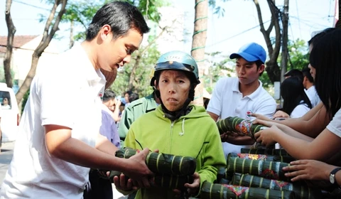 Người nghèo nhận bánh chưng, bánh tét từ tay các bạn trẻ.