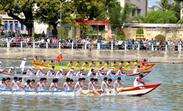 Quang cảnh lễ hội đua thuyền trên sông Cà Ty