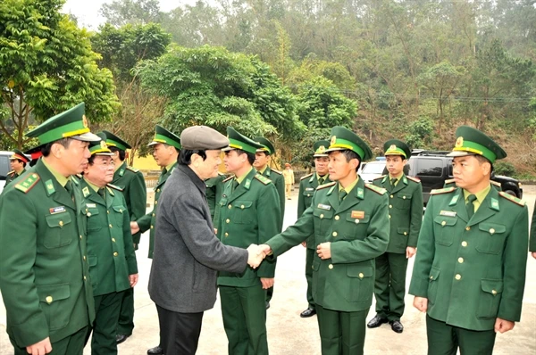 Chủ tịch nước Trương Tấn Sang thăm cán bộ chiến sĩ đồn BP Chi Ma.