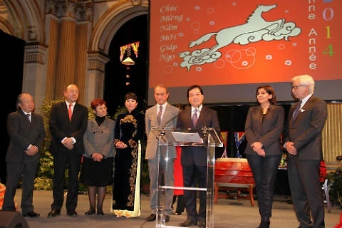 Đại sứ Dương Chí Dũng và Thị trưởng Paris Bertrand Delanoë chúc Tết cộng đồng người Việt.