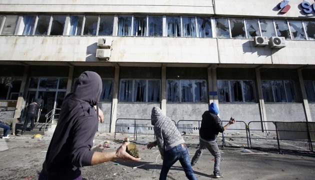 Người biểu tình ném gạch đá vào tòa nhà chính phủ (ảnh: AFP)