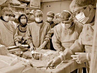 Các bác sĩ Trung tâm Y học hạt nhân và Ung bướu (Bệnh viện Bạch Mai) bơm hạt vi cầu phóng xạ Y-90 để điều trị bệnh ung thư gan.