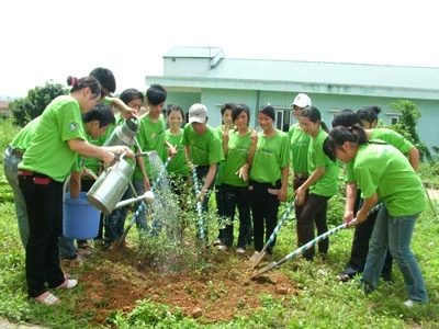 Học sinh, sinh viên trồng cây bảo vệ môi trường. (Ảnh: tuyengiao.vn)