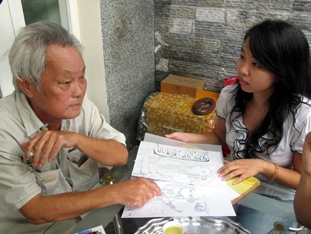 Nhà văn Nguyễn Quang Sáng (bên trái) trao đổi với bạn đọc trẻ về truyện tranh.